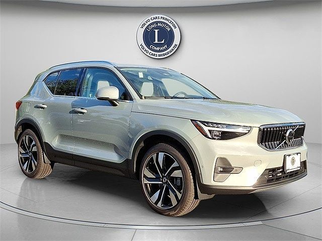 2025 VOLVO XC40