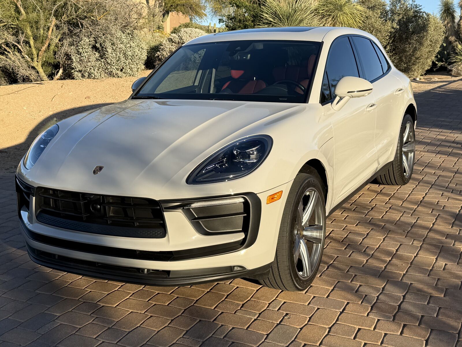 2024 PORSCHE Macan