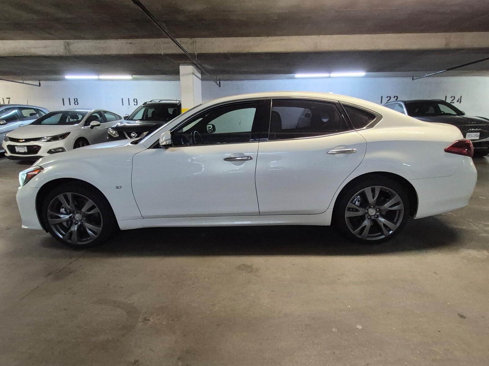 Infiniti Q70