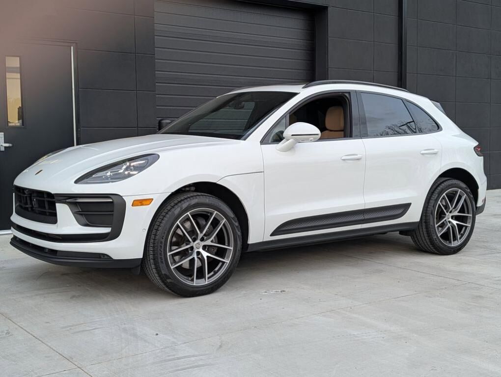 2025 PORSCHE Macan