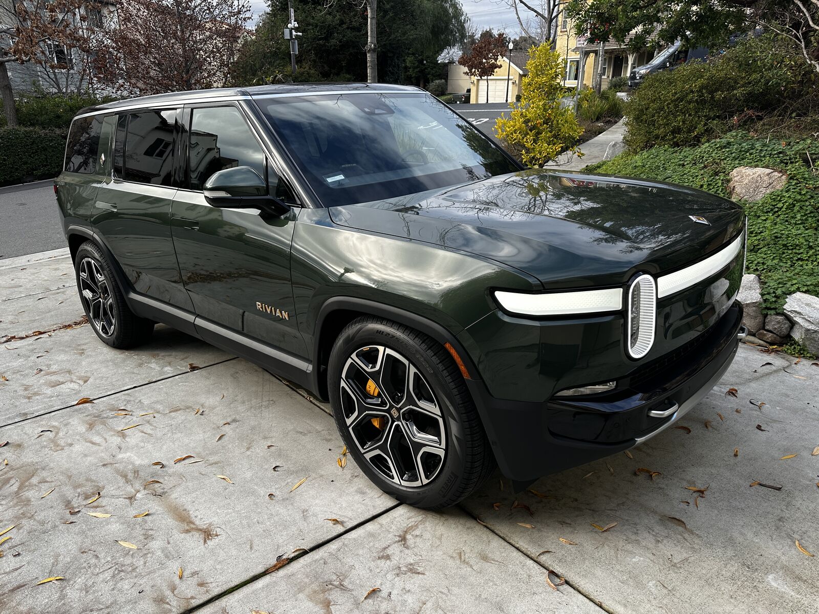 2024 RIVIAN R1S
