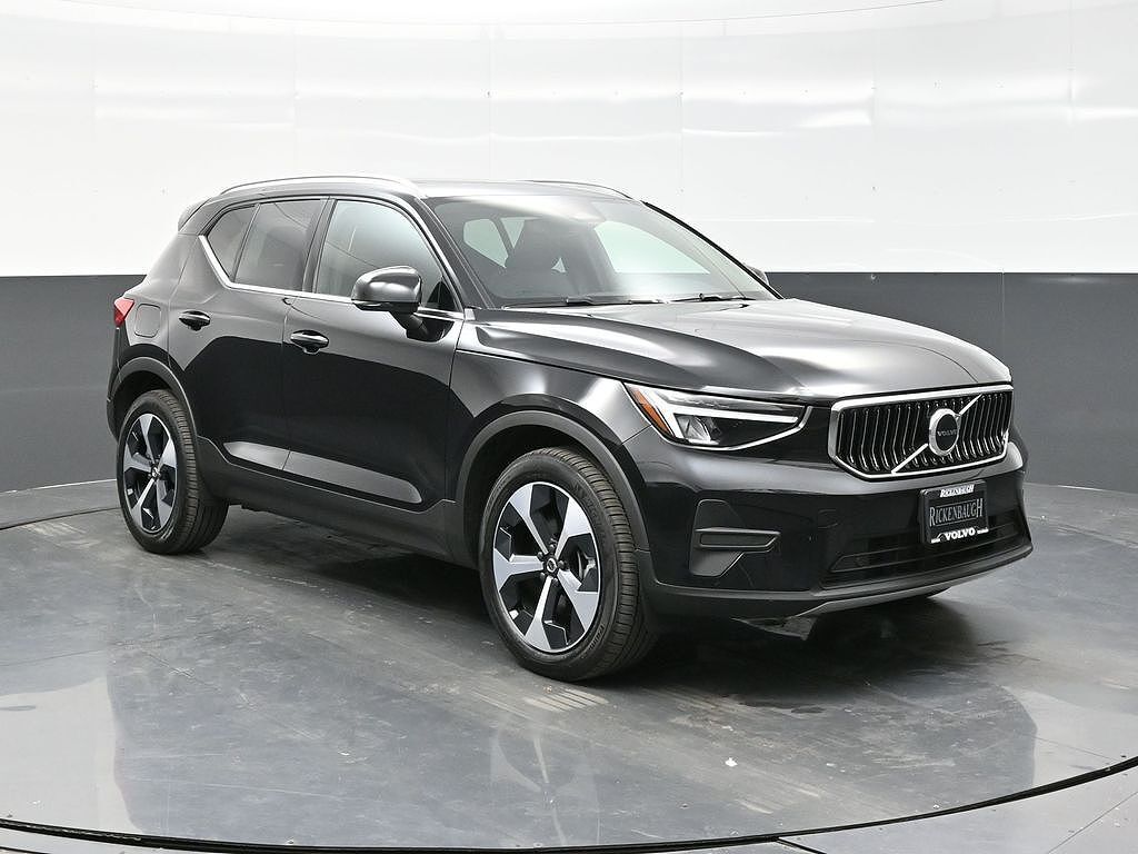 2025 VOLVO XC40