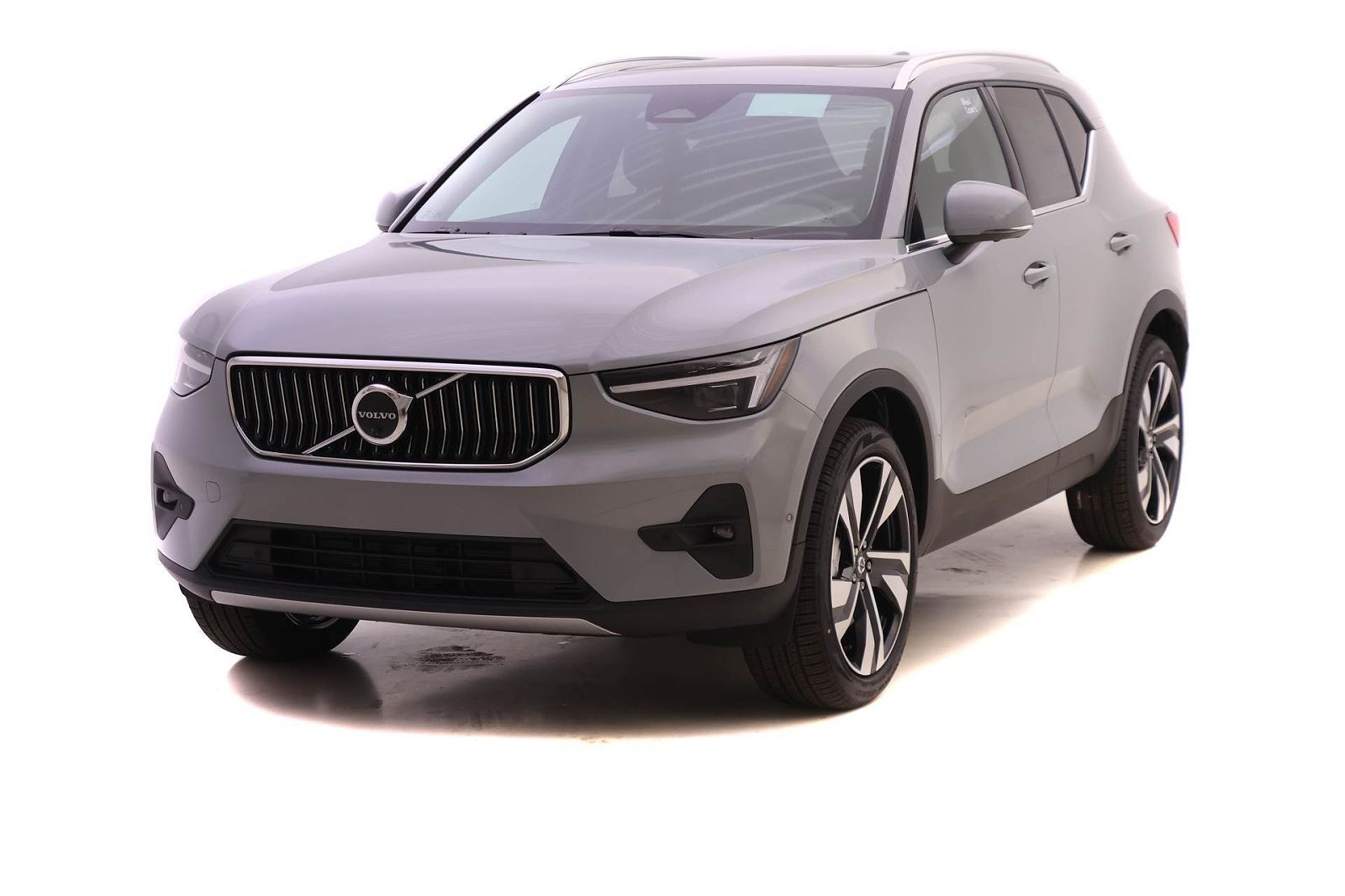 2025 VOLVO XC40