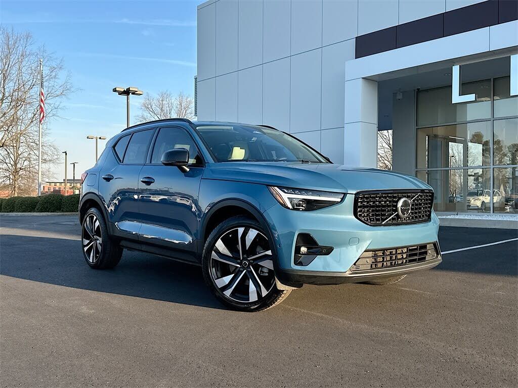 2025 VOLVO XC40