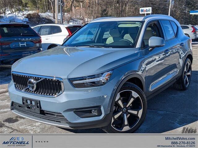 2021 VOLVO XC40