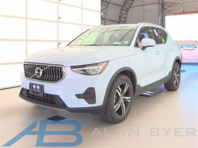 2025 VOLVO XC40
