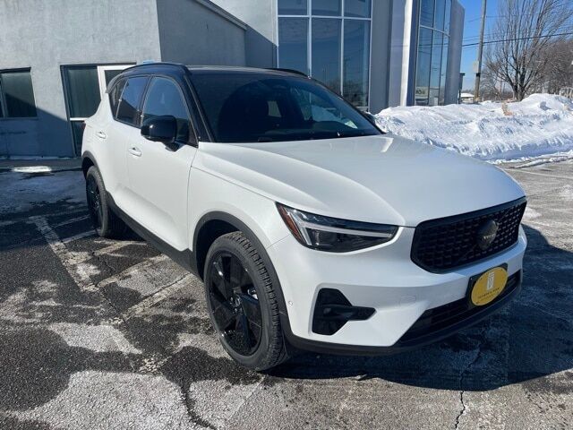 2026 VOLVO XC40