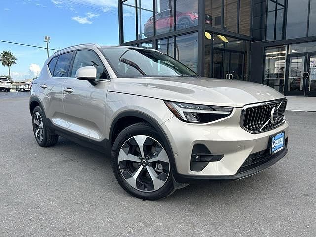 2023 VOLVO XC40