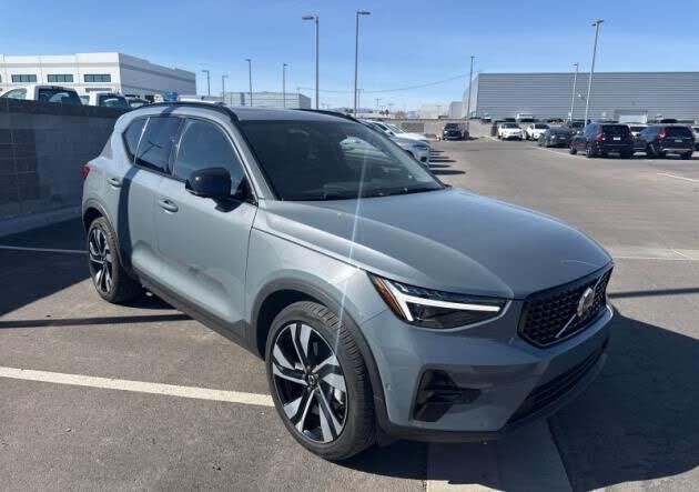 2023 VOLVO XC40