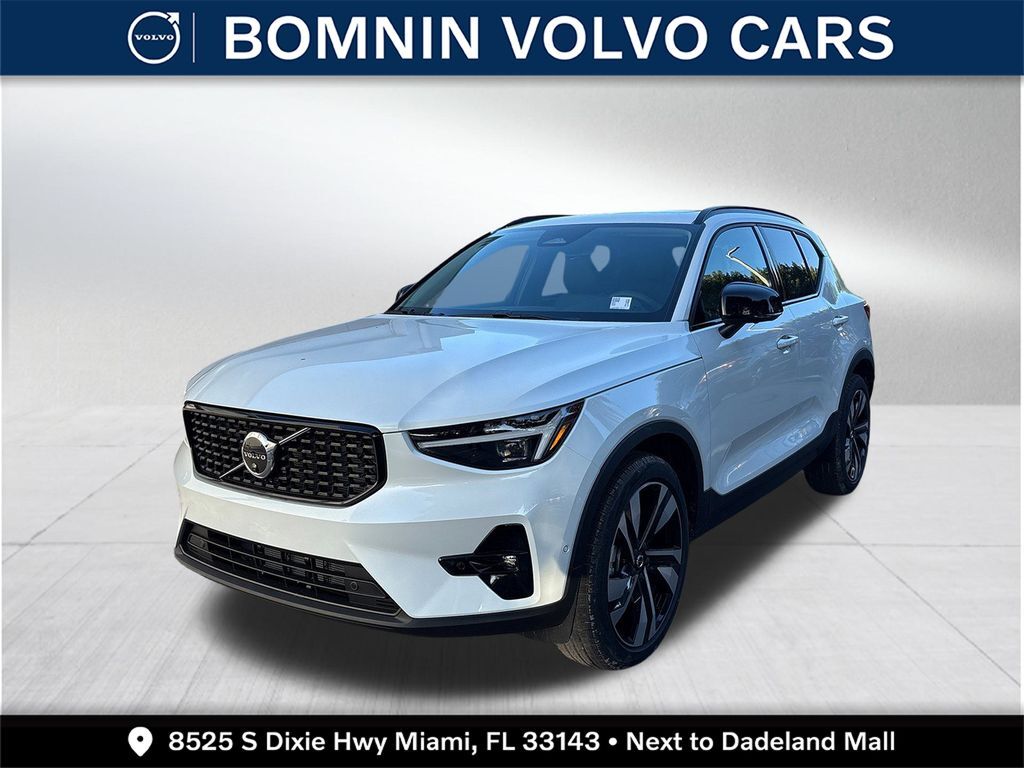 2026 VOLVO XC40