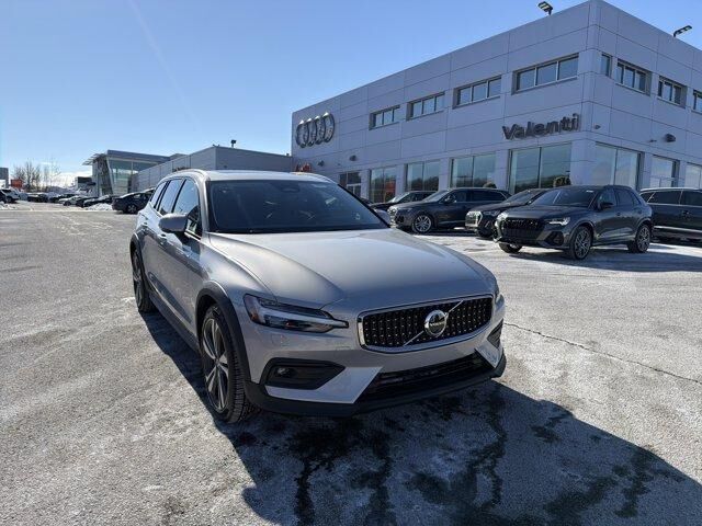 2025 VOLVO V60CC