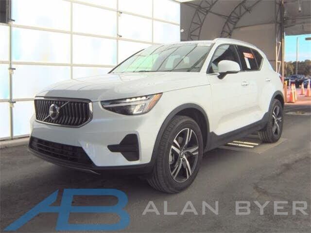 2025 VOLVO XC40