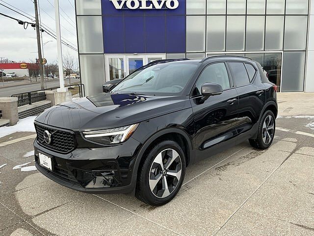 2025 VOLVO XC40