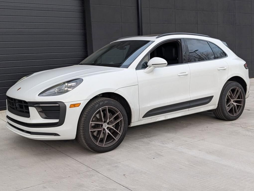 2025 PORSCHE Macan