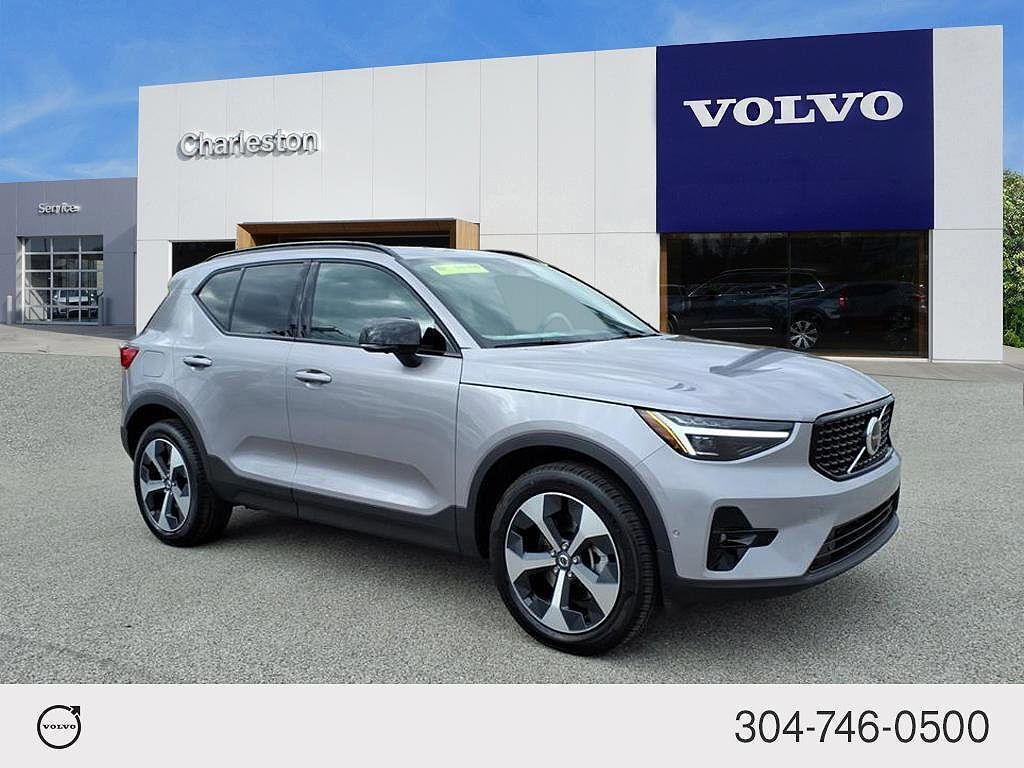2026 VOLVO XC40