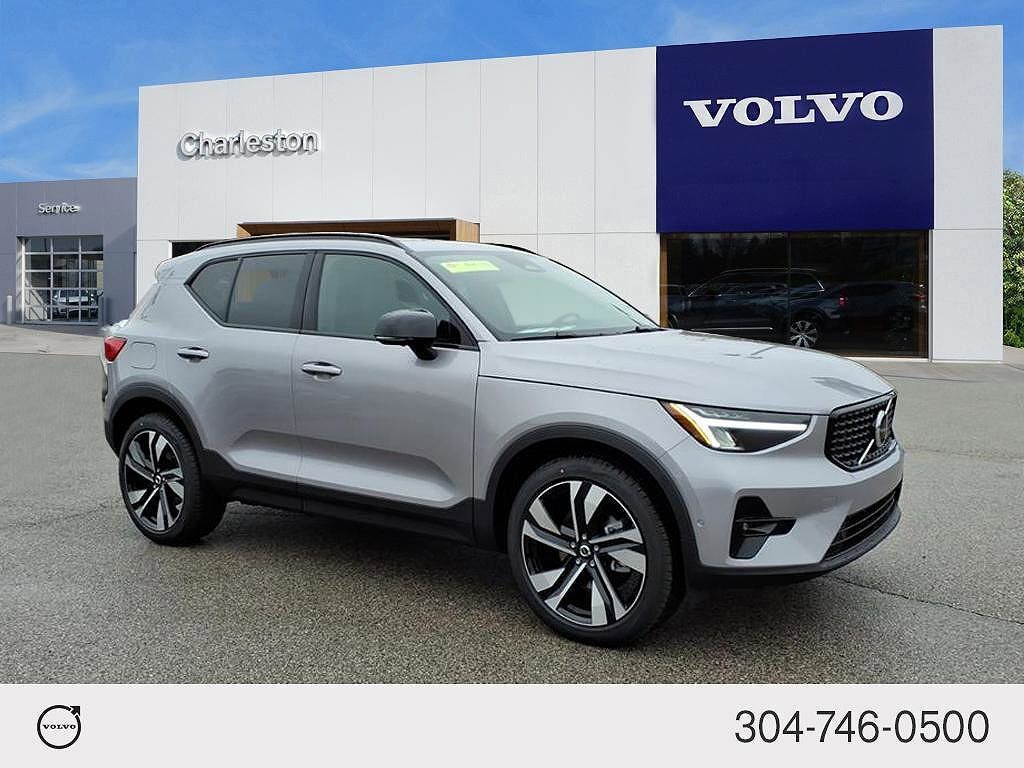 2026 VOLVO XC40