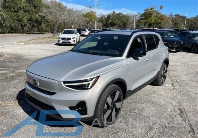 2023 VOLVO XC40