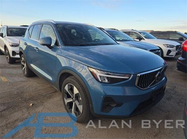 2025 VOLVO XC40