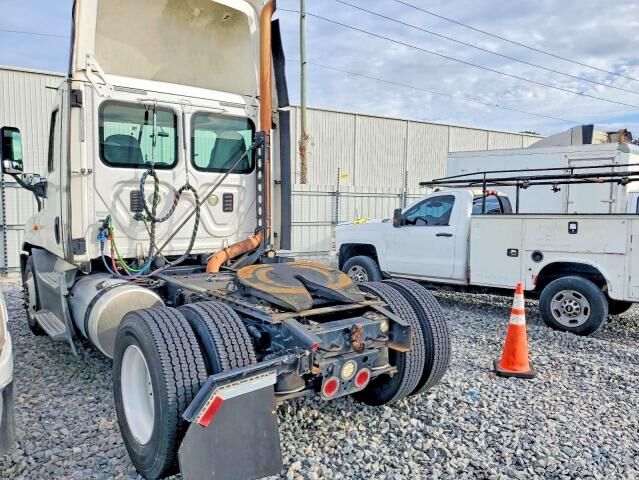 2016 FREIGHTLINER Cascadia