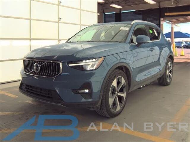 2025 VOLVO XC40