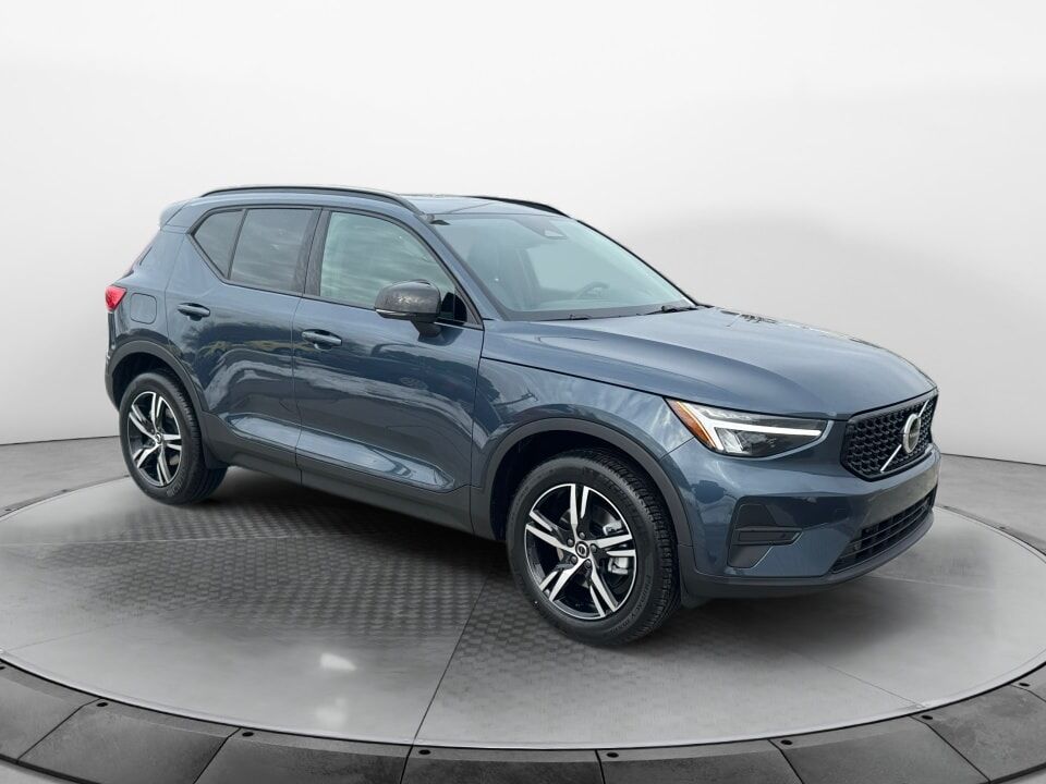 2026 VOLVO XC40