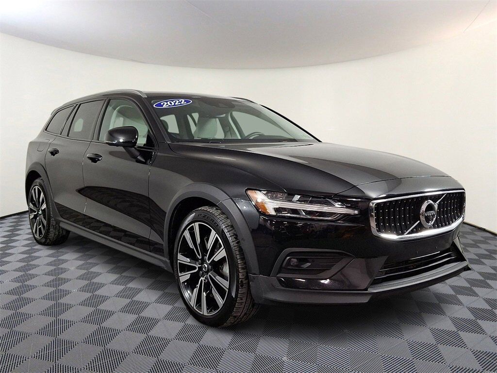 2022 VOLVO V60CC