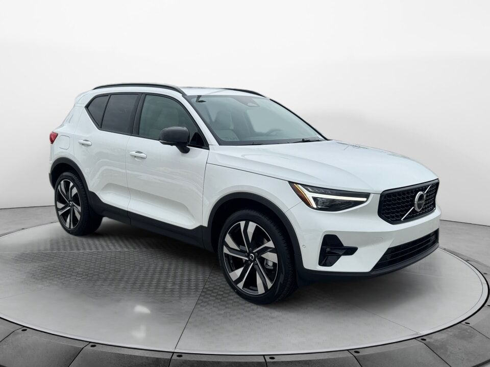2026 VOLVO XC40