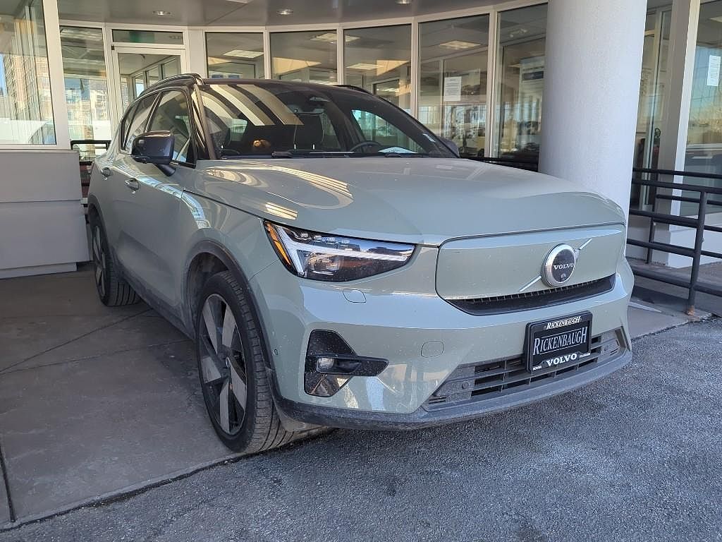 2023 VOLVO XC40
