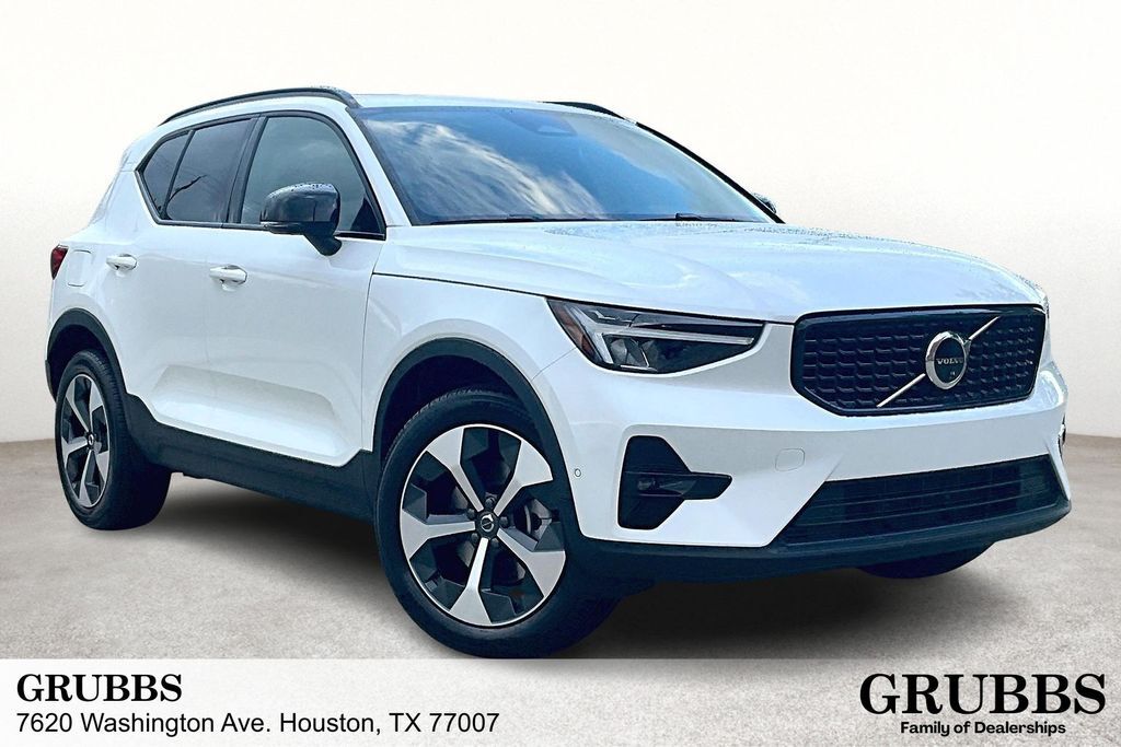 2026 VOLVO XC40