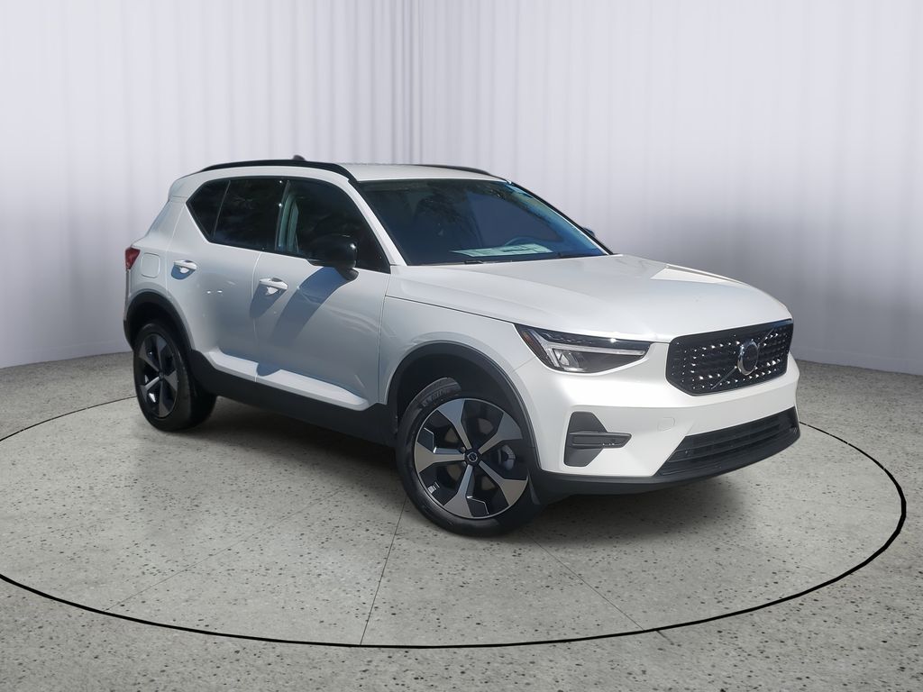 2026 VOLVO XC40