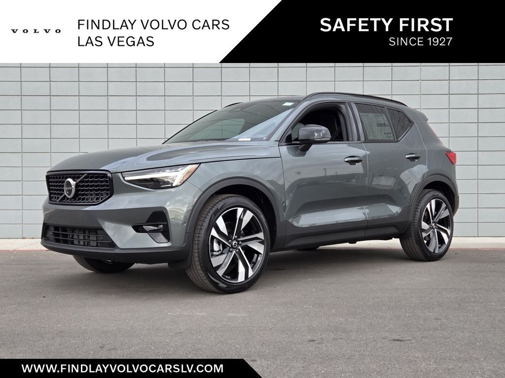 2026 VOLVO XC40
