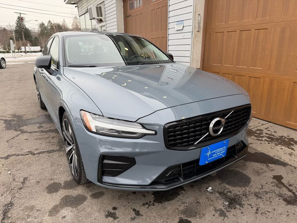 2022 VOLVO S60