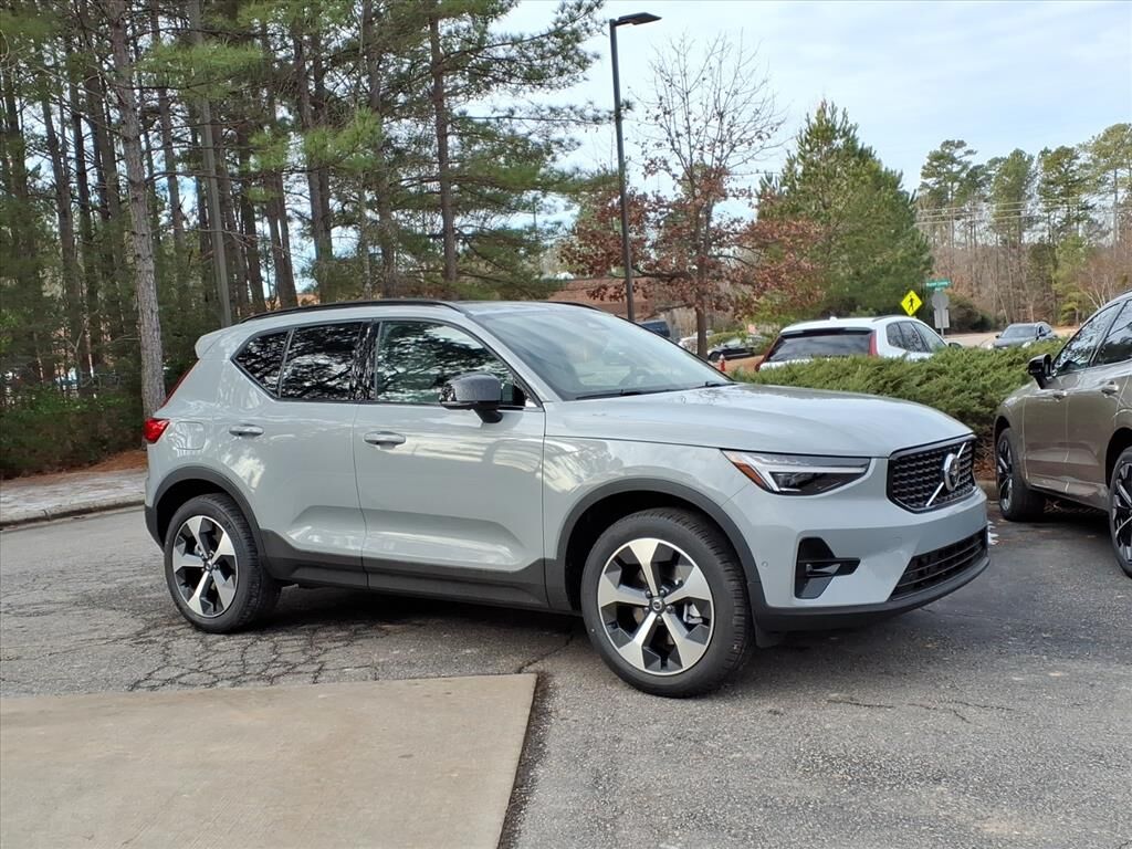 2026 VOLVO XC40