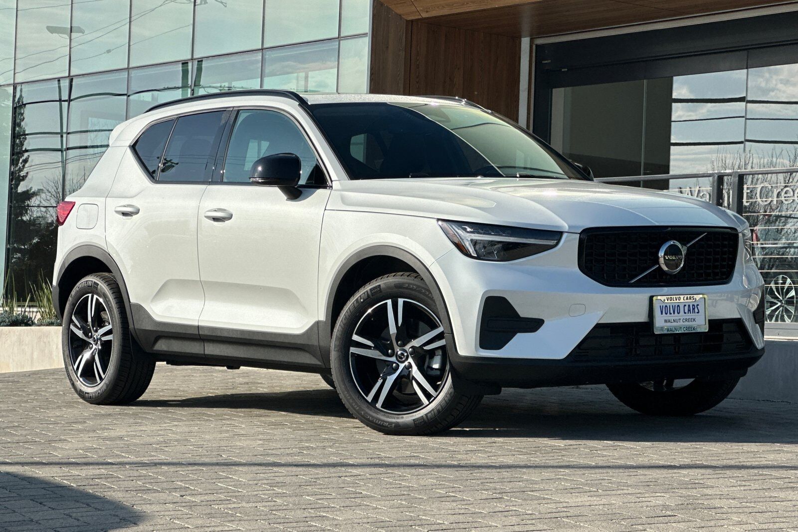 2026 VOLVO XC40