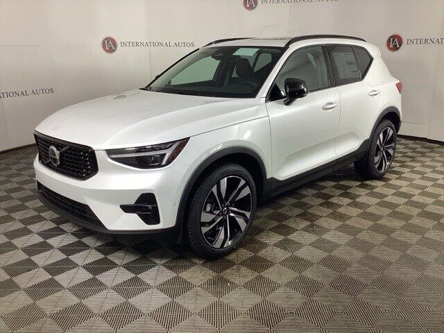 2026 VOLVO XC40