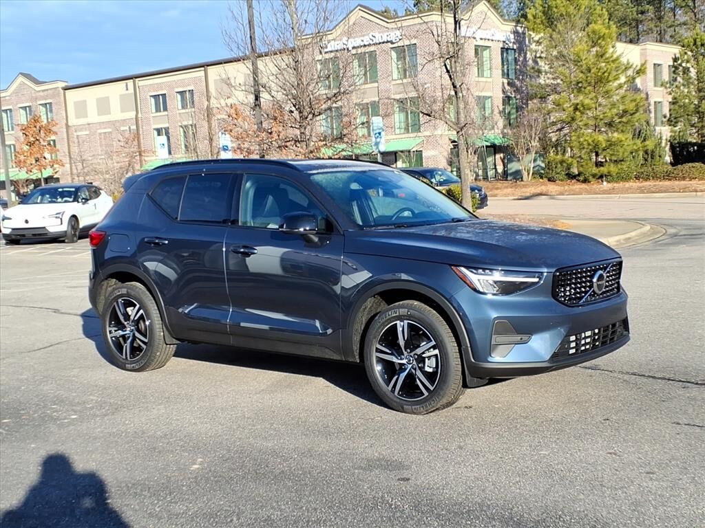 2026 VOLVO XC40