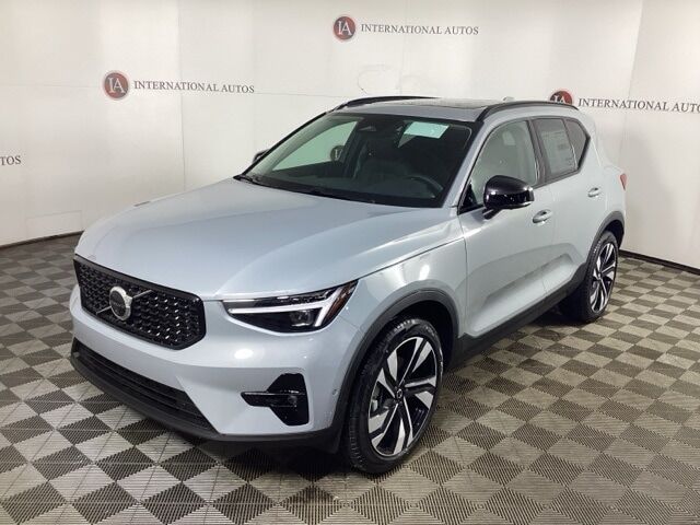 2026 VOLVO XC40
