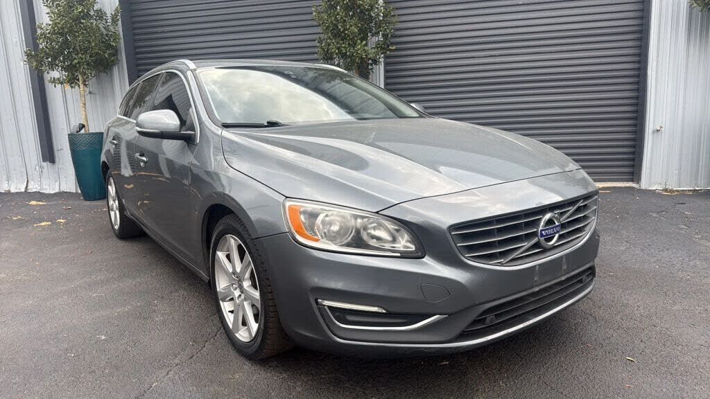 2017 VOLVO V60