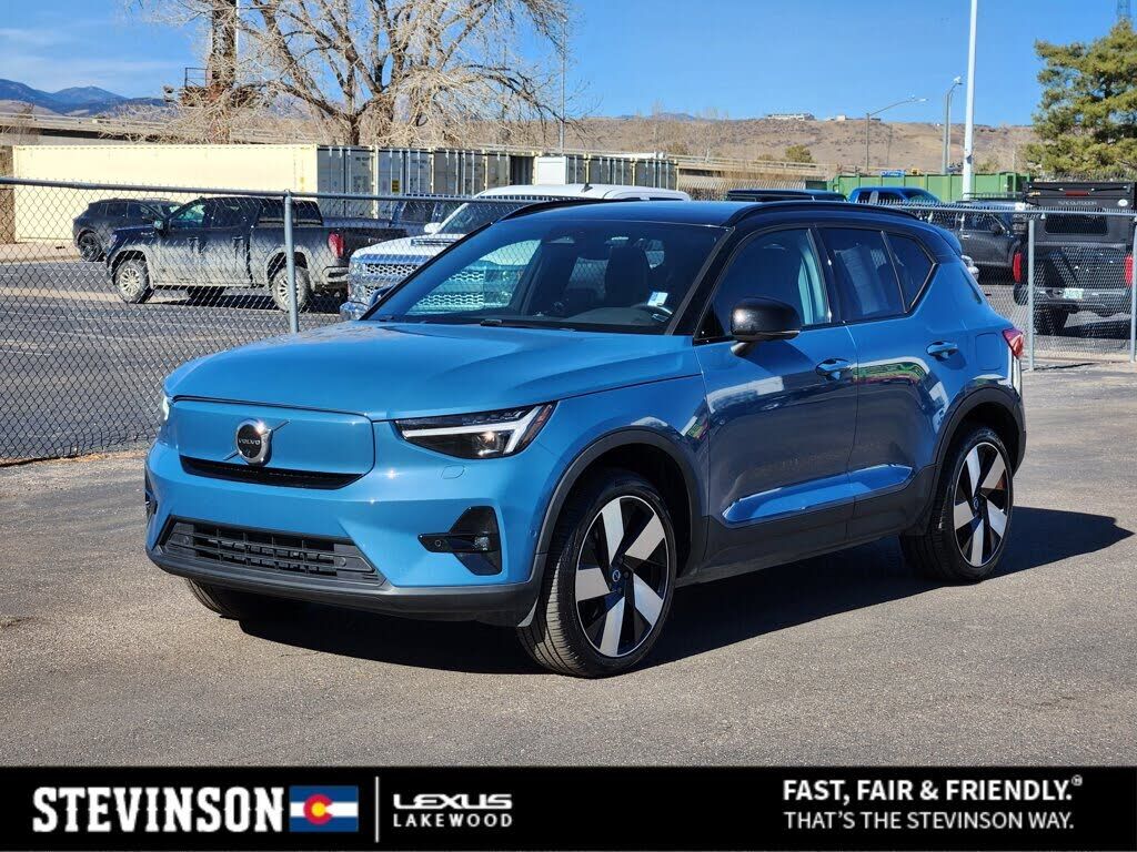 2023 VOLVO XC40