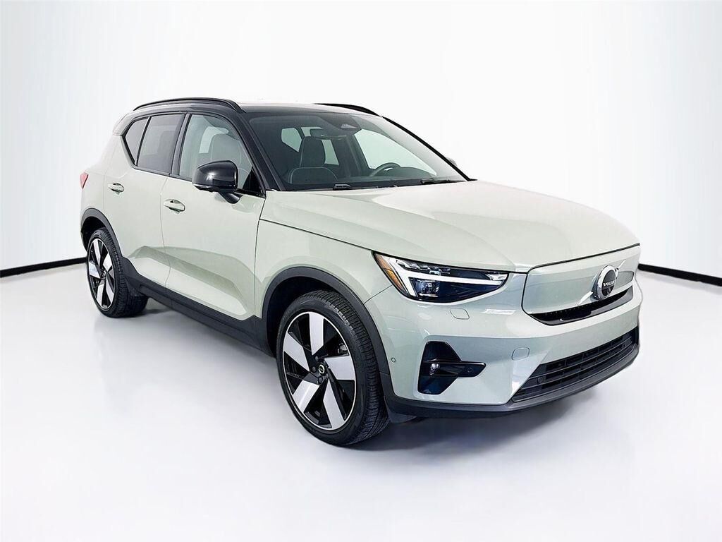 2024 VOLVO XC40