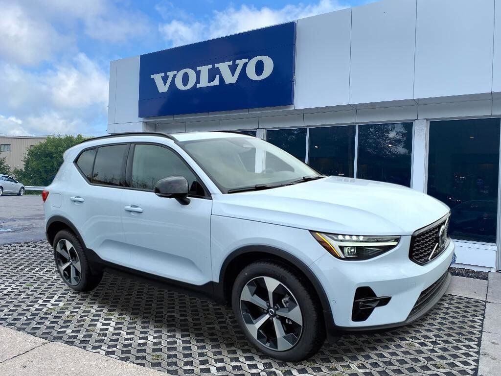 2026 VOLVO XC40