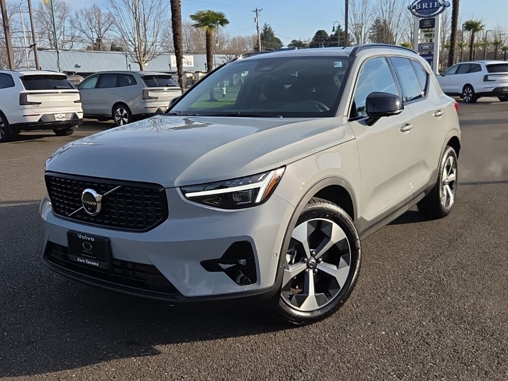2026 VOLVO XC40