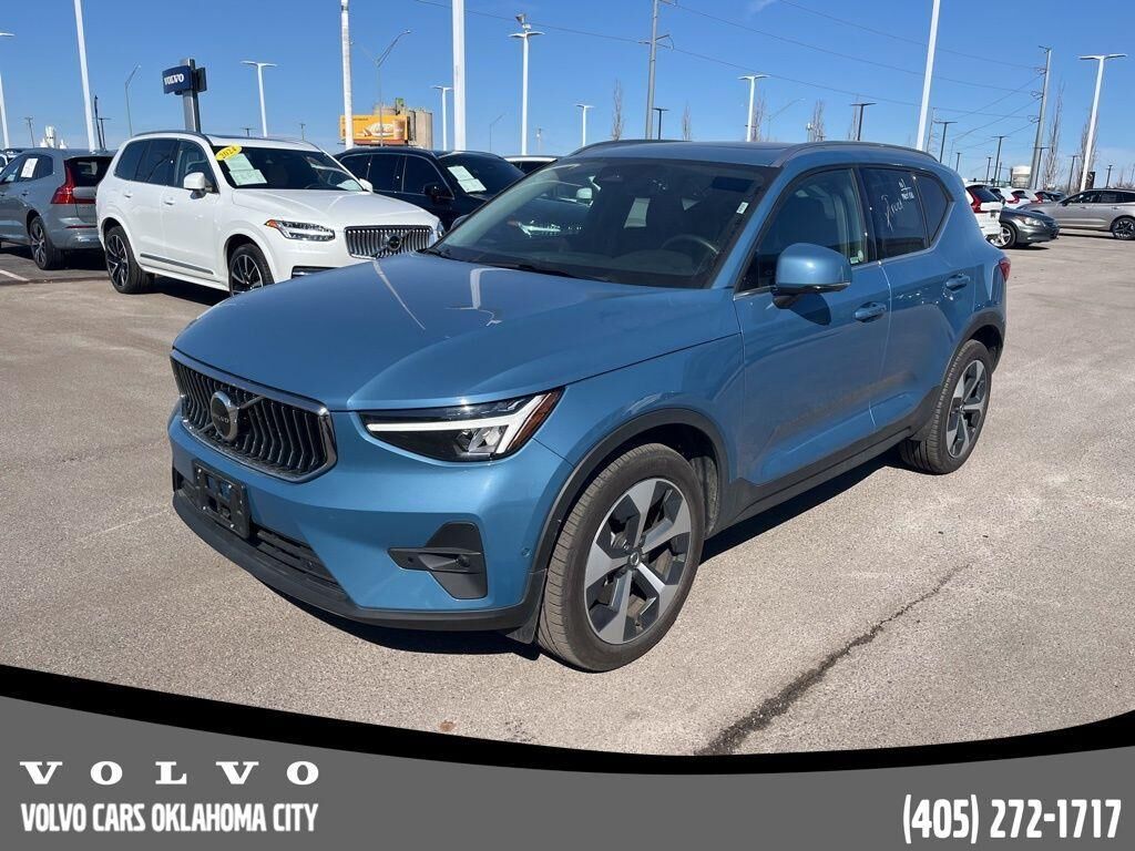 2025 VOLVO XC40