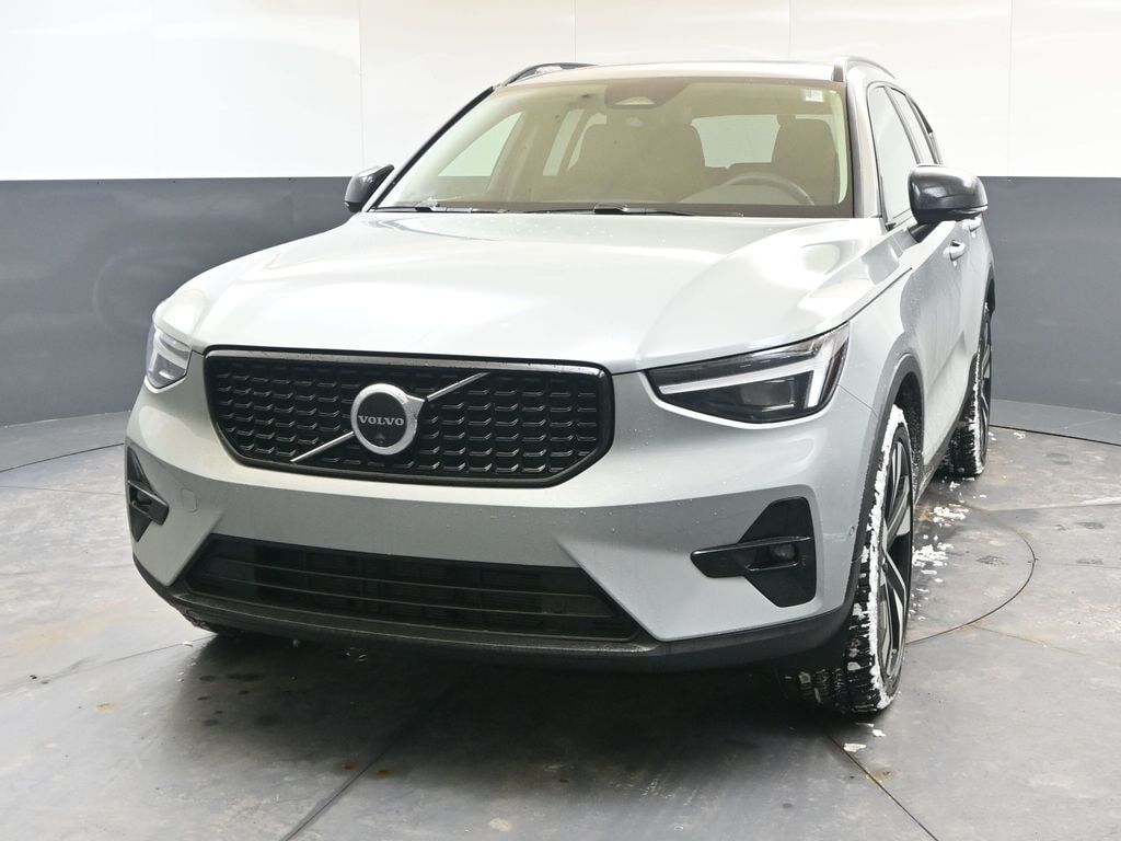 2026 VOLVO XC40