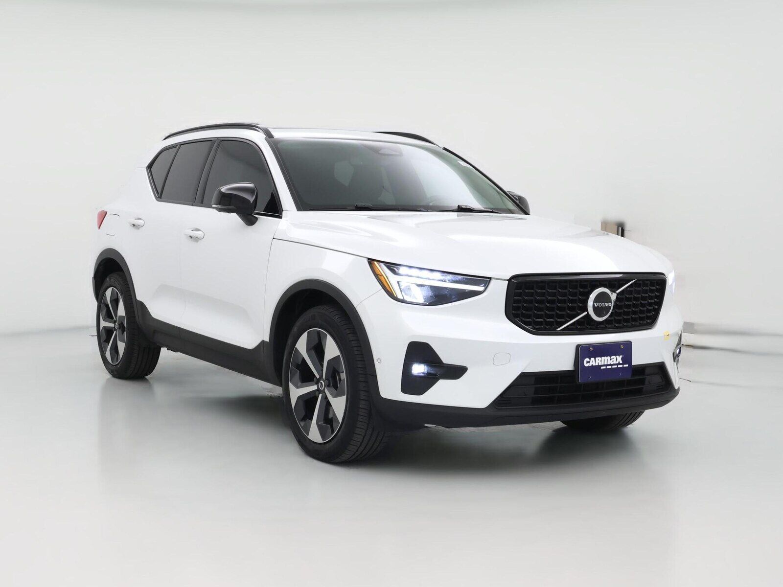 2023 VOLVO XC40
