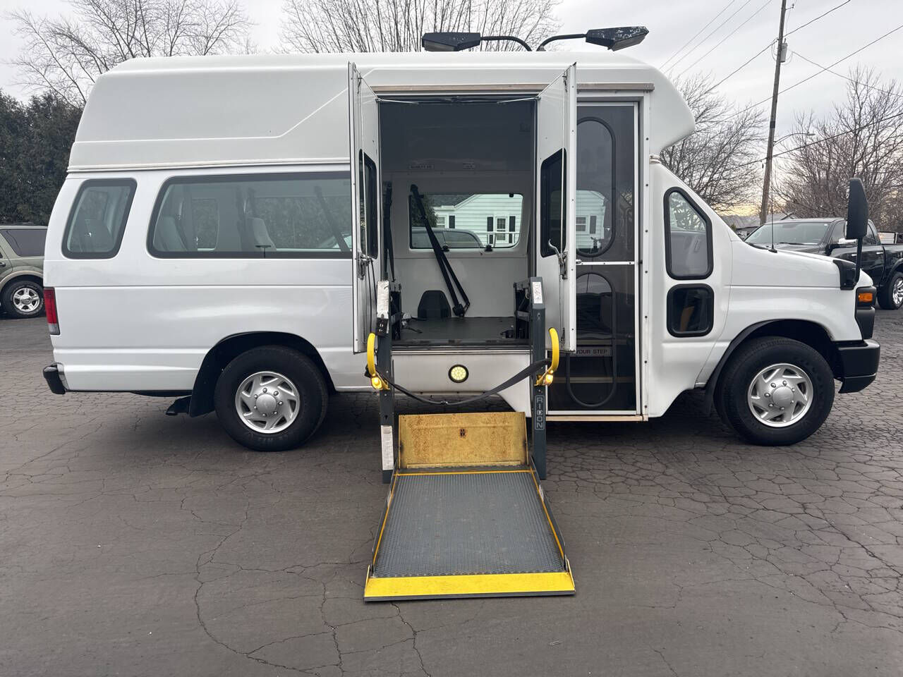 2011 FORD E-350