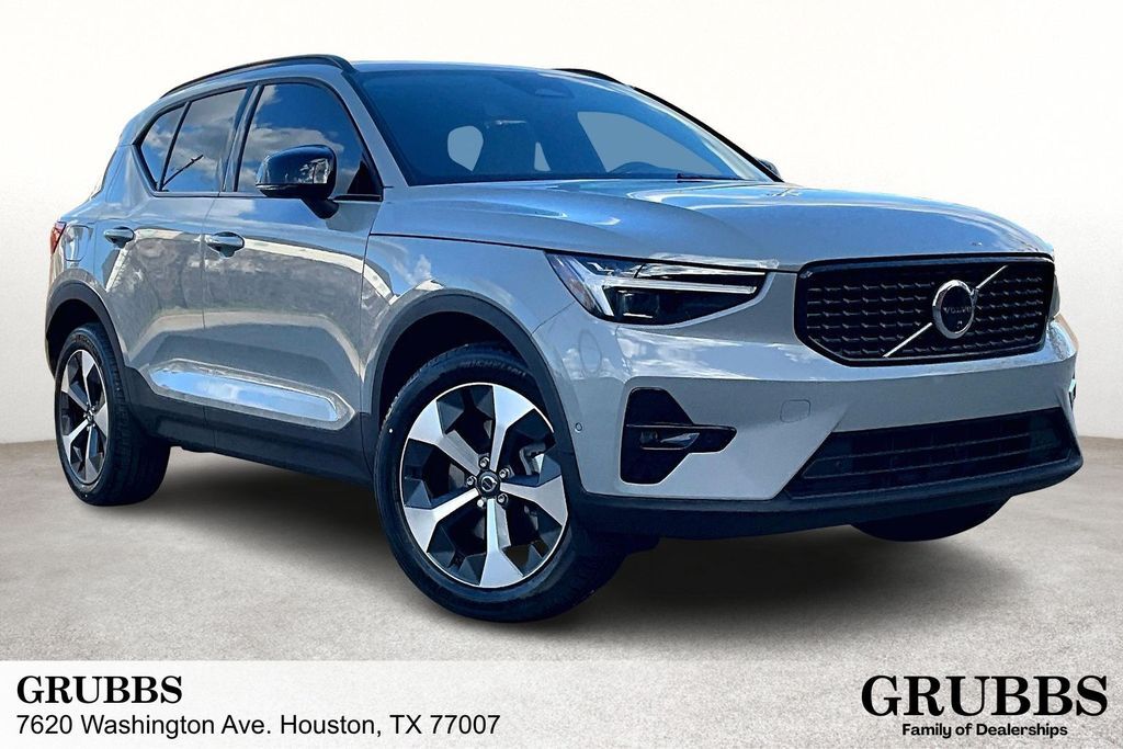 2026 VOLVO XC40