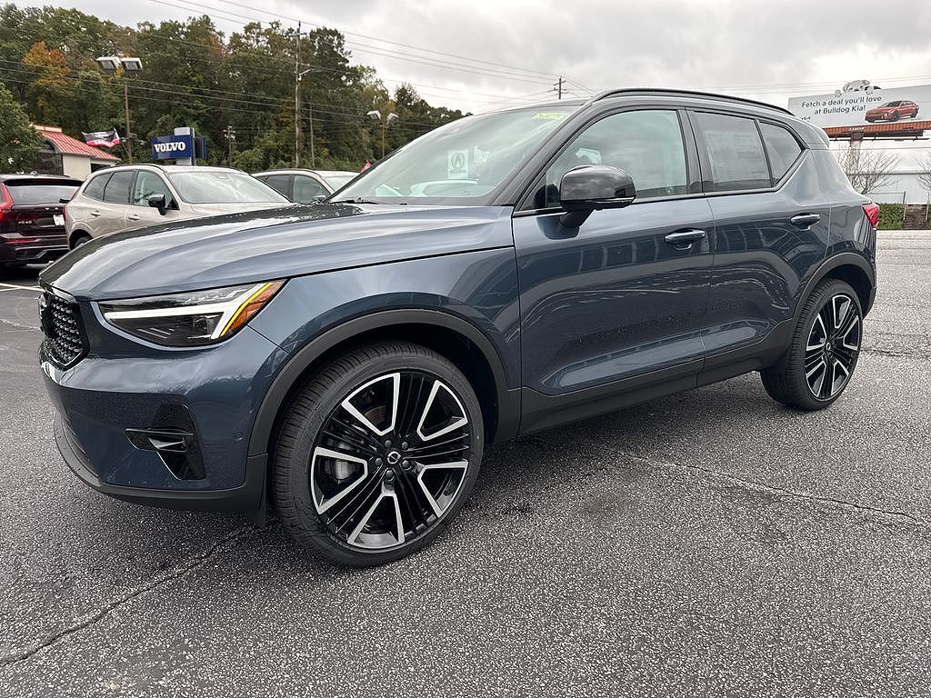 2026 VOLVO XC40