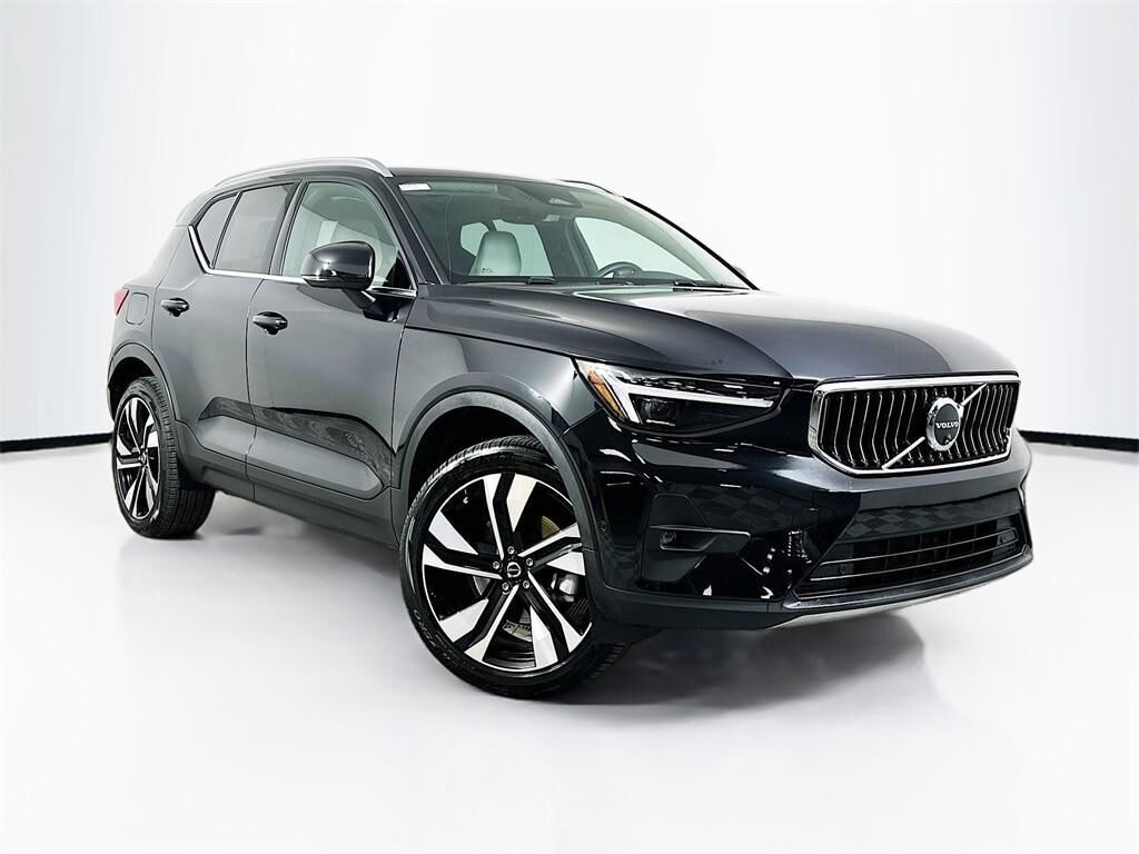 2025 VOLVO XC40