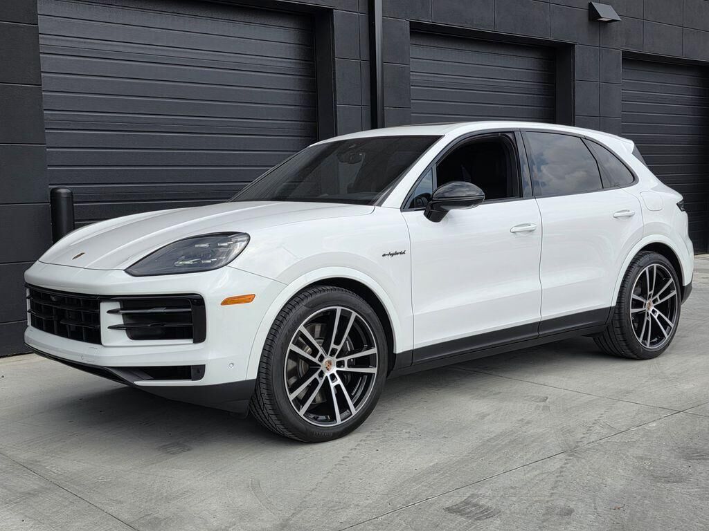 2025 PORSCHE Cayenne